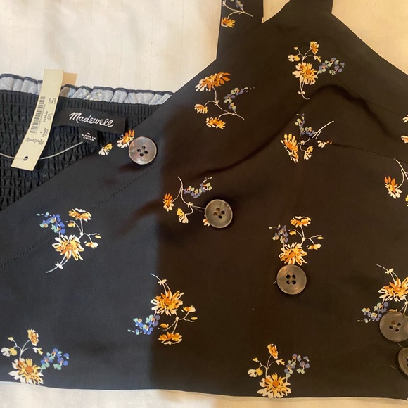 Button-Wrap Crop Tank in Marseille Daisies - Picture 6 of 9